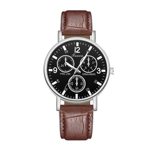 Détail du cadran de montre à quartz avec sous-cadrans et bracelet en cuir marron