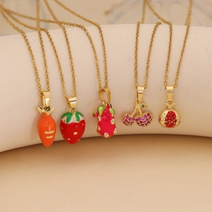Colliers dorés avec pendentifs aux fruits en émail comme fraises et cerises brillantes