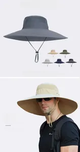 Détail d'un chapeau de soleil à large bord avec maille respirante et mentonnière réglable