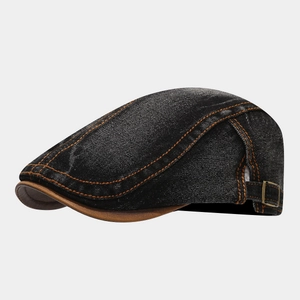 Detail der gewaschenen schwarzen Denim-Schirmmütze mit Kontrastnähten und Lederkante