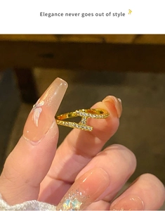 Détail macro de la bague en H plaquée or ornée de zircons micro-pavés scintillants