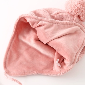 Détail du bonnet tricoté rose pour bébé avec doublure en polaire chaude et liens doux