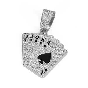 Detailopname van de poker-hanger met pavé gezette zirkoon en zwart emaille hip-hop design
