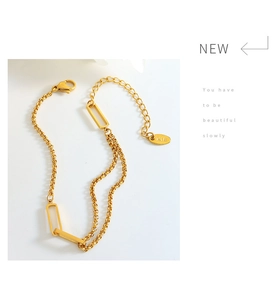 Detailed view of gold plated bracelet featuring rectangular links and K18 hallmark tag