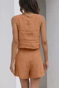 Vue arrière de l'ensemble en lin caramel avec haut sans manches et short ample