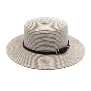 Vue détaillée d'un chapeau de paille beige avec ruban en cuir et boucle argentée