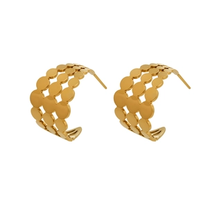 Élégantes boucles d'oreilles dorées en C avec disques métalliques superposés au design creux