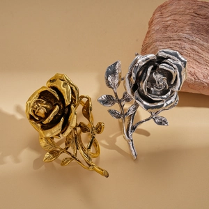 Vintage metal rose double-finger rings in gold and silver finish with wrinkled petals