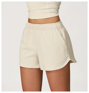 Détail du short de sport crème à taille haute avec ceinture élastique et poches latérales