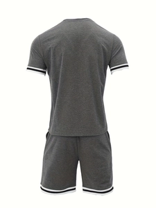 Vue arrière d'un ensemble de sport d'été gris foncé pour hommes avec poignets rayés sur fond blanc