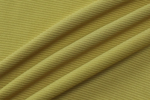 Macro de maille côtelée jaune moutarde montrant les détails et l'élasticité du tissu