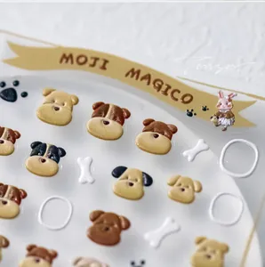 Détails macro d'autocollants 3D mignons pour ongles avec des motifs de chiens