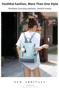 Sac à dos vert menthe à fleurs avec pompon blanc porté par un mannequin en extérieur