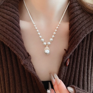 Gros plan d'un collier de perles dégradées avec pendentif en forme de goutte d'eau