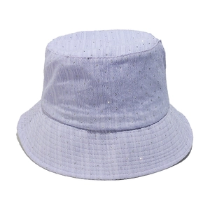 Détail d'un chapeau bob lilas avec texture gaufrée et décoré de strass argentés brillants