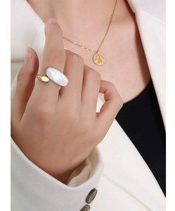 Gros plan d'une bague en titane plaqué or 18 carats avec nacre blanche ovale