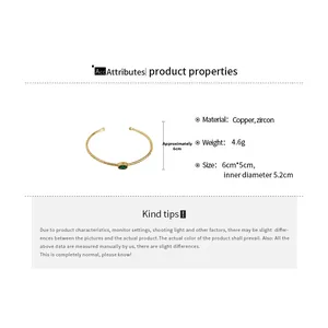 Détail du jonc ouvert plaqué or 18 carats avec zircon vert et dimensions précises