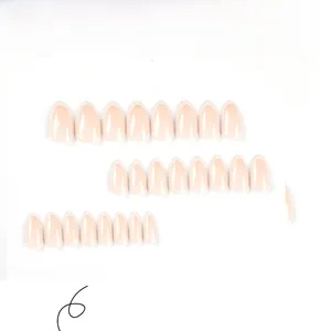 Detalle de uñas postizas brillantes en forma de almendra con puntas francesas blancas