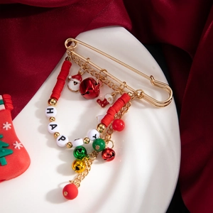 Broche épingle de Noël avec perles HAPPY et breloques festives sur soie rouge
