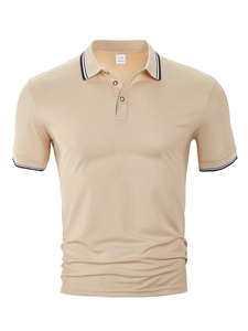 Détail d'un polo kaki pour homme montrant l'étiquette taille M et la texture 100% polyester