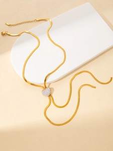 Détail du pendentif cœur doré avec zircons blancs sur une chaîne serpent plate