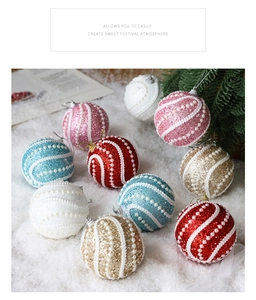 Boules de Noël pailletées et perles sur branches de sapin enneigées pour décoration