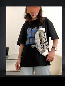 Gros plan sur le sac de poitrine en PVC blanc transparent avec t-shirt noir imprimé
