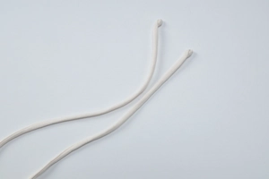 Gros plan détaillé des cordons de serrage beige avec embouts pour body en dentelle