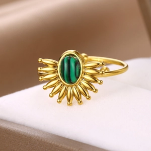 Bague vintage dorée avec pierre turquoise ovale et design pétale dans un écrin blanc