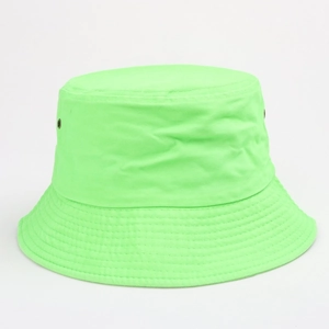 Détail d'un bob en coton vert fluo avec œillets d'aération en métal et bord surpiqué