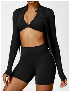 Detailansicht des schwarzen Sport-Dreiteilers mit schmaler Jacke und hoher Taille-Shorts