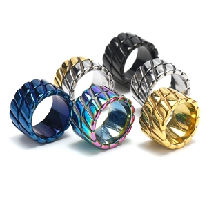 Minimalistisches Edelstahl-Ring-Set mit bunten Streifentexturen und Metalloberflächen
