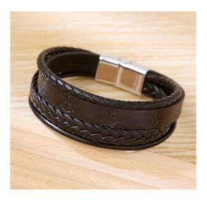 Détail d'un bracelet en cuir tressé marron foncé avec fermoir magnétique à ancre
