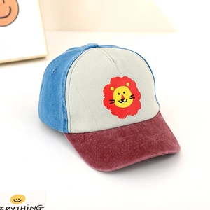 Dettaglio del cappellino da baseball per bambini con stampa leone e visiera a contrasto