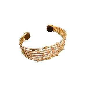 Bracelet manchette multicouche doré minimaliste avec perles et design ouvert ajustable