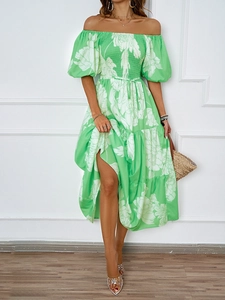 Détail d'une robe maxi verte à fleurs avec épaules dénudées et élégantes manches bouffantes