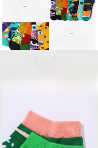 Détail de chaussettes en coton pop-art colorées avec motifs géométriques vifs et revers élastiques