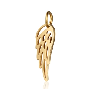 Gros plan du pendentif aile dorée polie avec design évidé et anneau supérieur