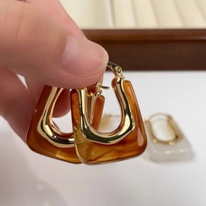Retro U-shaped earrings in 18K gold plated copper with amber resin finish for women