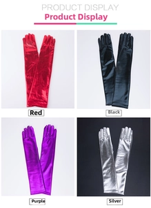 Detailansicht der 50 cm langen glänzenden Lacklederhandschuhe in Rot, Schwarz, Violett und Silber