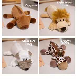 Dettagli di astucci in peluche a forma di animali, inclusi design capibara e leone