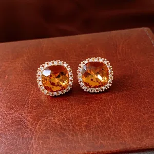 Boucles d'oreilles carrées en zircon ambré plaqué or 18k avec halo de micro-diamants