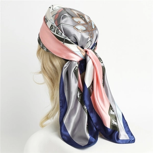 Carré de soie motif arums 90cm présenté sur mannequin dans des tons élégants rose et bleu