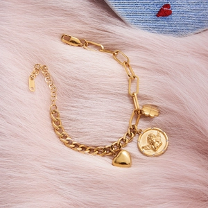 Bracelet en acier doré avec pendentifs ange, cœur et trèfle sur des chaînes mixtes