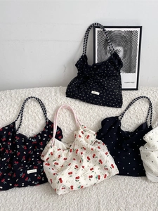 Grands sacs fourre-tout en toile à motifs de cerises et fleurs sur fond en peluche
