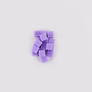 Stapel lila 1,8cm vierkante PVC nep suikerklontjes voor DIY taart decoratie en hobby