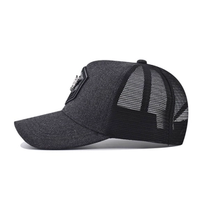 Vista lateral de una gorra de béisbol de algodón gris con malla y parche de águila