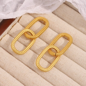 Orecchini a doppio anello in acciaio inossidabile placcato oro 18K su velluto beige