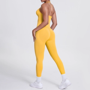 Detail von gelbem Yoga-Set mit Neckholder-Top und High-Waist-Leggings für Fitnesssport
