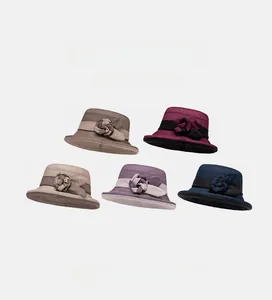 Détail de cinq chapeaux cloche pour femmes avec nœuds floraux et tissu en mélange texturé